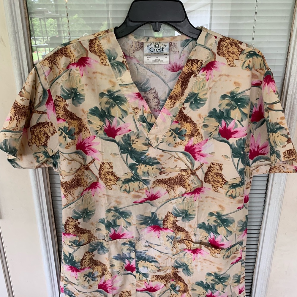 Crest cottons scrubs top with leopards